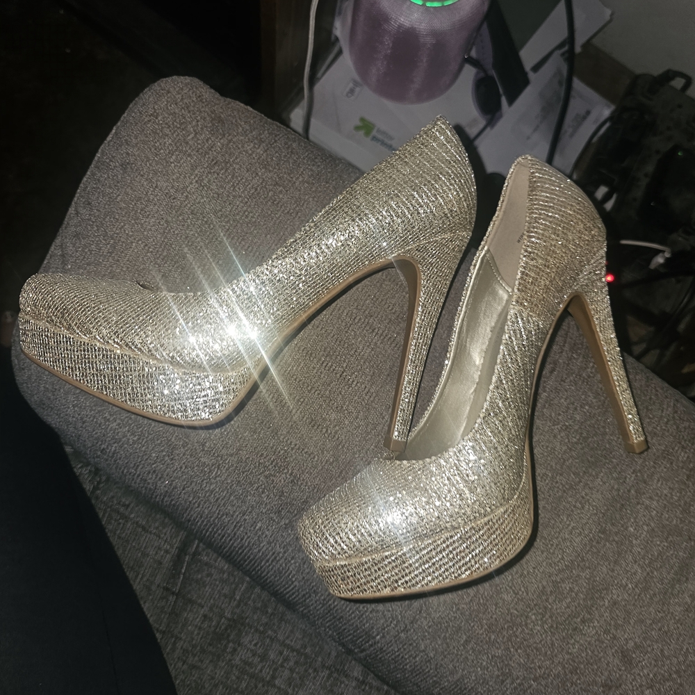 ✨✨Chinese Laundry Shimmering Gold Heels